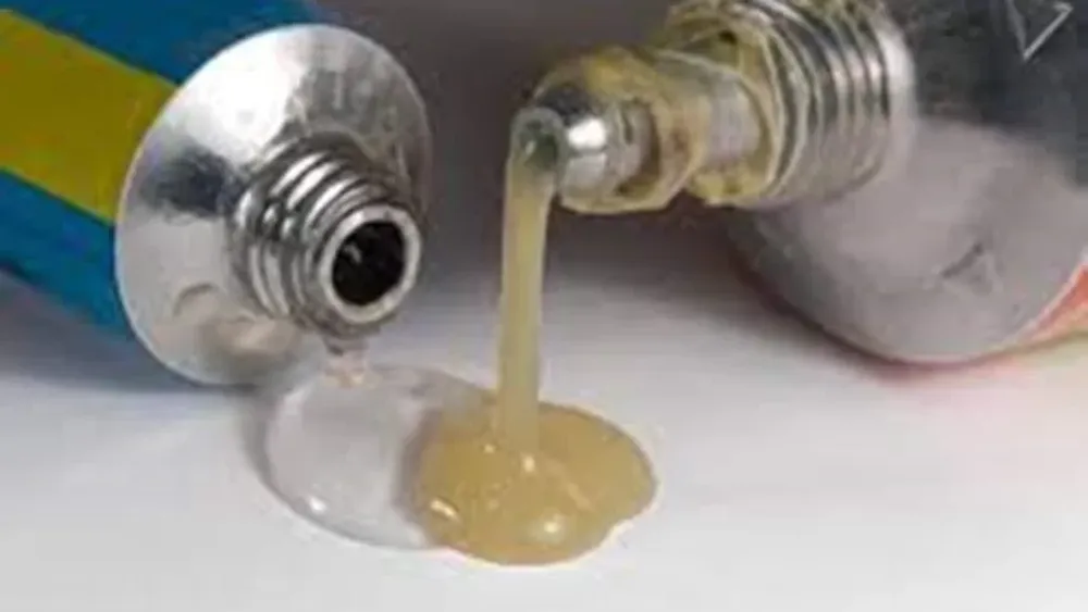 Se puso pegamento en el pene porque no tenía preservativo
