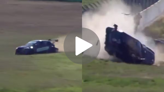 fuerte choque en el tc2000: un piloto perdio el control, impacto contra un paredon y termino volcado