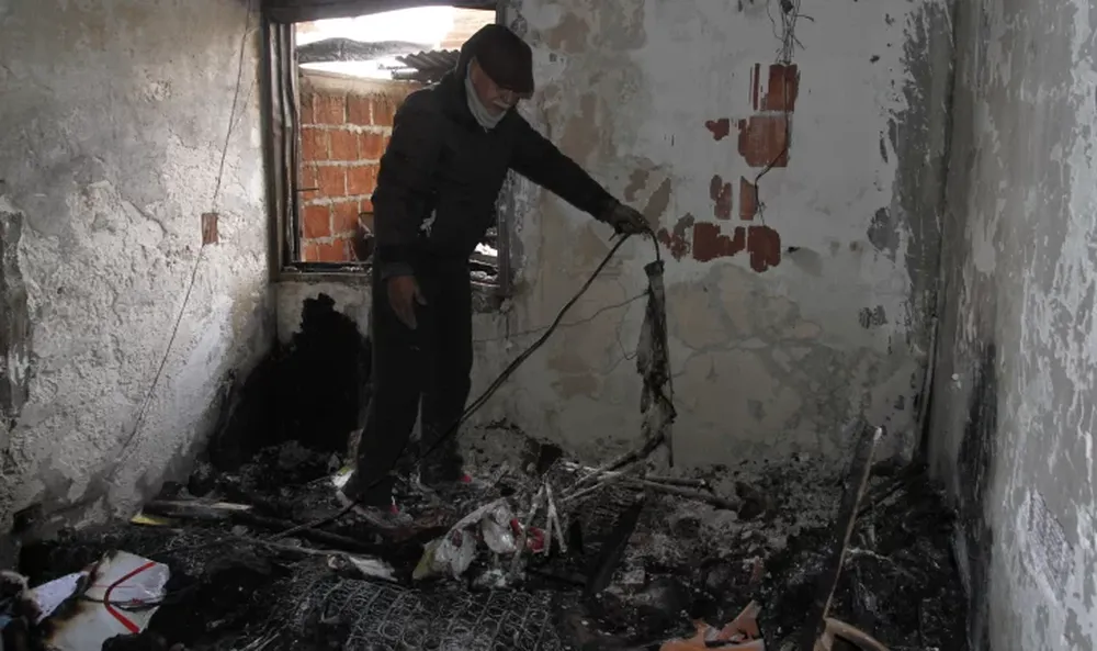 El fuego dejó sin nada a dos familias, en un caso, una mujer salió quemada