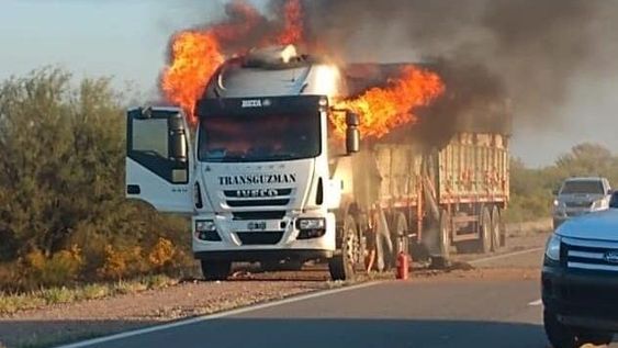 Viajaba con fruta hacia la feria de Rawson y el camión se incendió