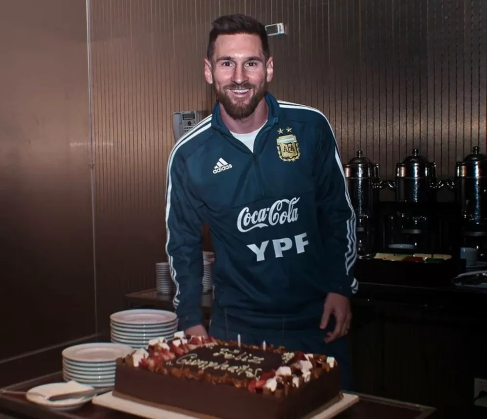 Messi entre regalos, un hit y velitas