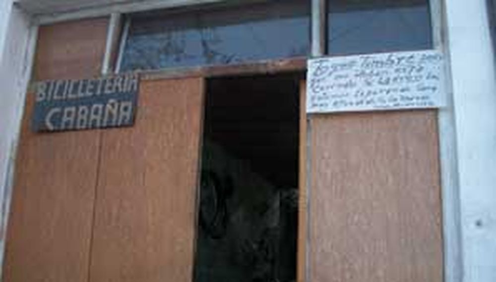 Se cansó de los robos, trabaja a puertas cerradas y les puso un cartel a los ladrones