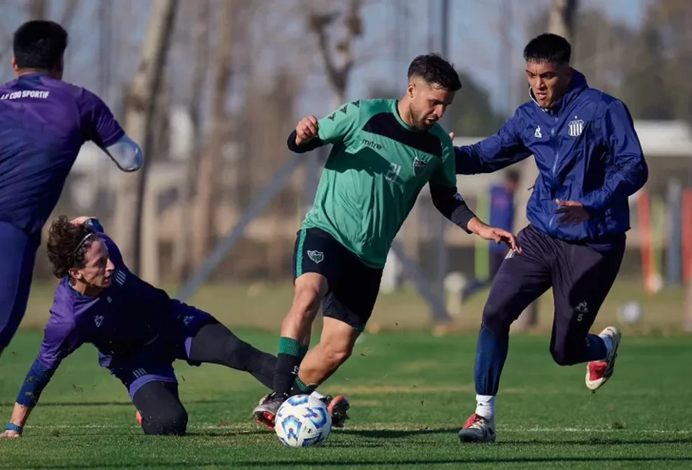 A JUGAR. San Martín viajó a Tucumán para esperar el choque debut del domingo ante Atlético por el Torneo Clausura.