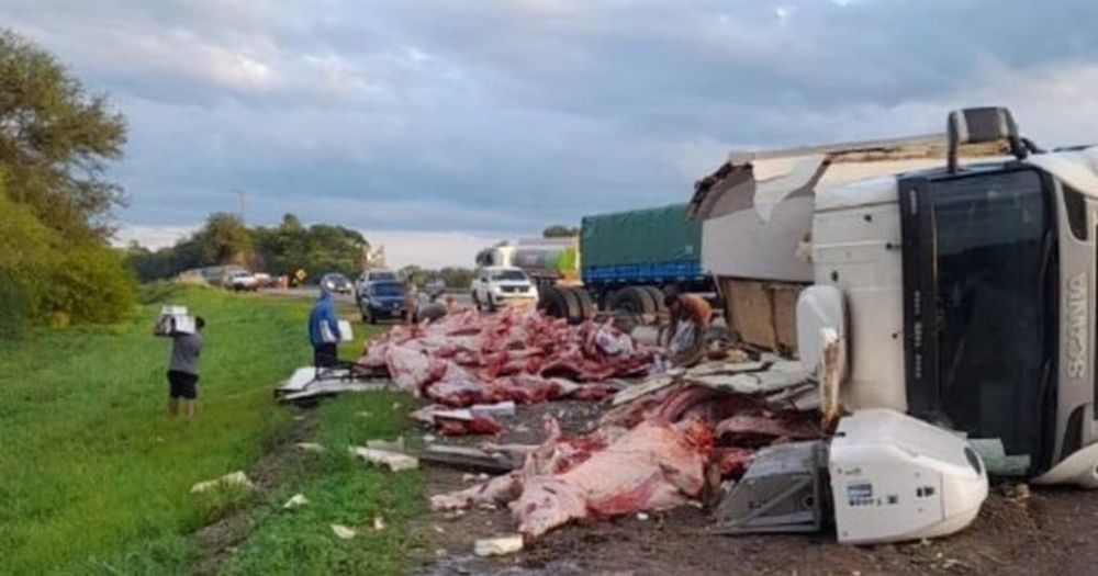 Un camión frigorífico volcó y lo saquearon: se robaron 11.000 kilos de carne