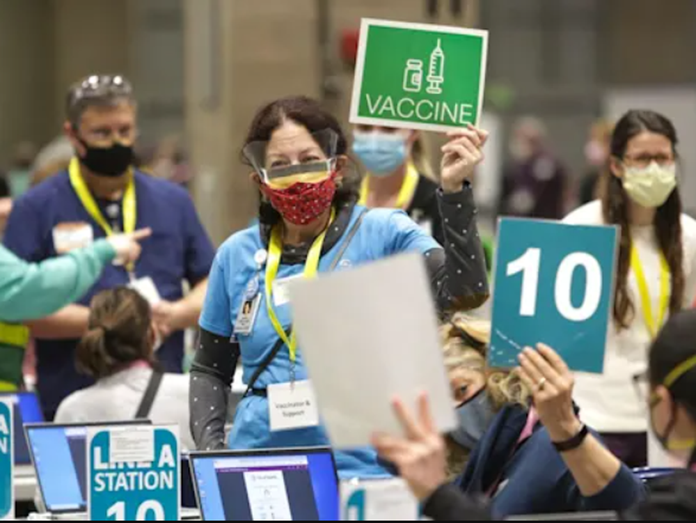 Países con buena tasa de vacunación eliminan restricciones