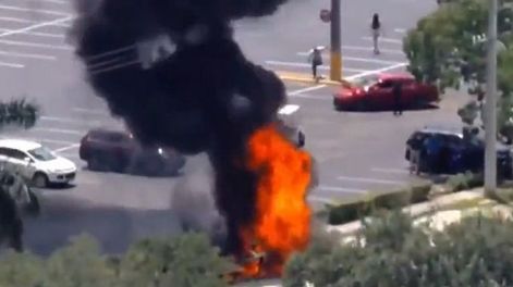 El momento en el que una avioneta se estrella en una calle de Hollywood