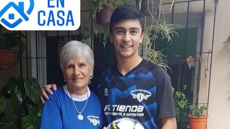El entrenamiento de un joven futbolista ayudado por su abuela es furor en las redes