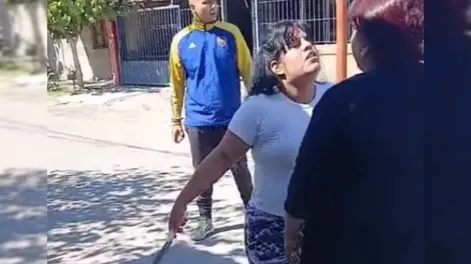 [VIDEO IMPACTANTE] Detuvieron a una mujer que amenazó de muerte a su vecina con un cuchillo de carnicero