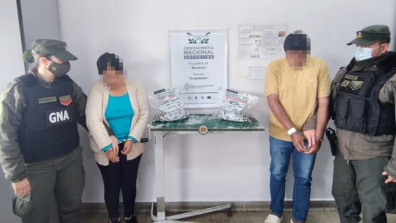 con apoyo de gendarmeria de san juan, detuvieron a una pareja que llevaba en el estomago mas de 2,4 kilos de cocaina en capsulas