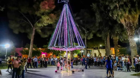 Anoche Jáchl realizó el tradicional encendido del Arbolito de Navidad en la Plaza.