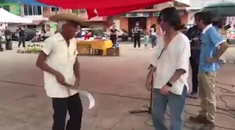 Con un machete, un anciano frustró un concierto callejero de rock