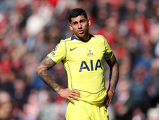 La lesión de Cristian Romero en la Premier League, tras el choque con su arquero que encendió las alarmas en la Selección Argentina. La lesión de Cristian Romero en la Premier League, tras el choque con su arquero que encendió las alarmas en la Selección Argentina.