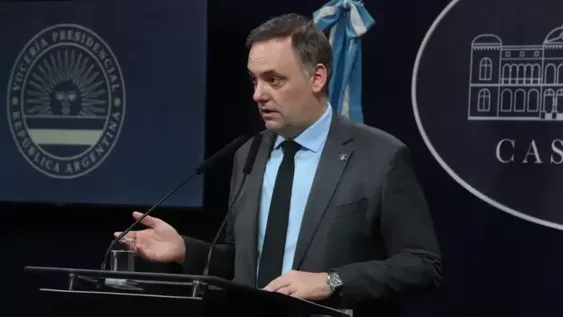 Nueva evidencia en el escándalo Adorni por vuelos privados.
