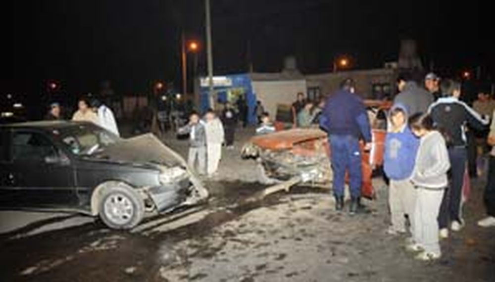 Tres personas heridas en un choque frontal en Chimbas