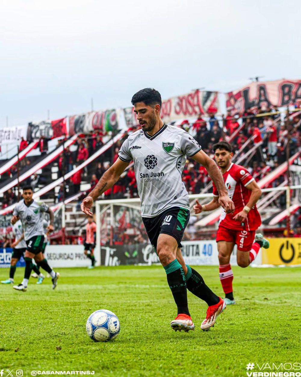 Salida. Sebastián Jaurena encabeza uno de los ataques de San Martín. El Verdinegro empató en Mendoza cortando la racha adversa de dos derrotas en la Primera Nacional.