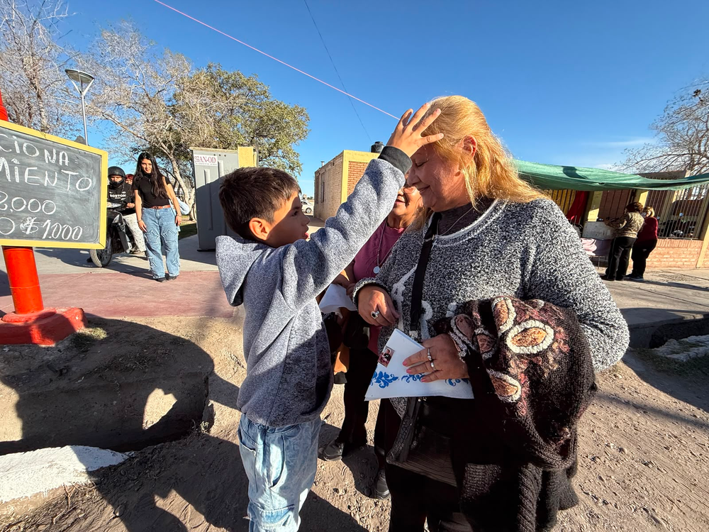 Alan, de 8 años, sorprendió a todos. Tras darle un abrazo a la gente, le hizo la señal de la cruz en la frente mientras le dijo 'Que Dios te bendiga'. Lo hizo porque 'ama a Dios y también quiere que lo bendiga'.