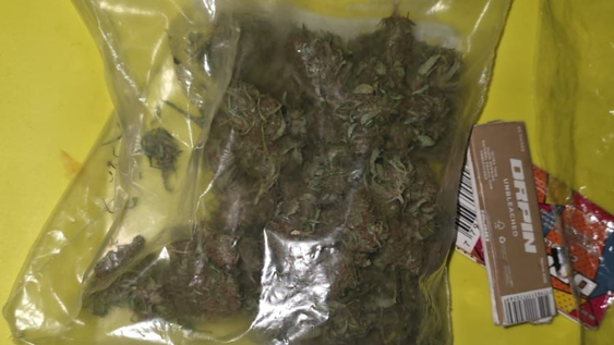 causaban disturbios en pleno centro, les hallaron marihuana y agredieron a la policia: terminaron tras las rejas