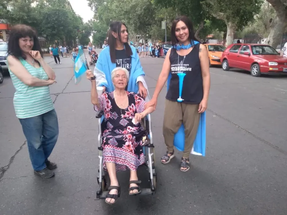 Tiene 92 años y dijo presente en el festejo del triunfo de Argentina sobre Australia