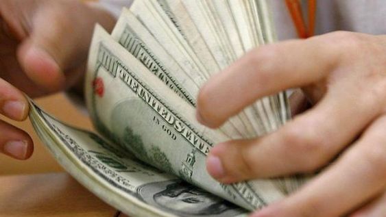 El dólar retrocedió nueve centavos por la intervención del BCRA