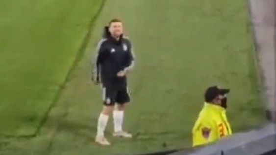 VIDEO: el Papu Gómez se puso a bailar en pleno Monumental a pedido de los hinchas