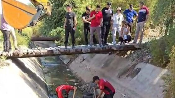 RASTRILLAJE. La búsqueda se está haciendo a pie, en bicicleta y a caballo por adentro del cauce, mientras limpian todos los tramos que revisan. Hoy retomarán la tarea las Fuerzas involucradas.