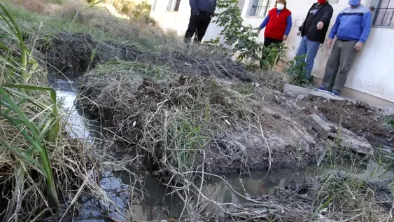 El drama de 350 vecinos que conviven hace años con los líquidos cloacales