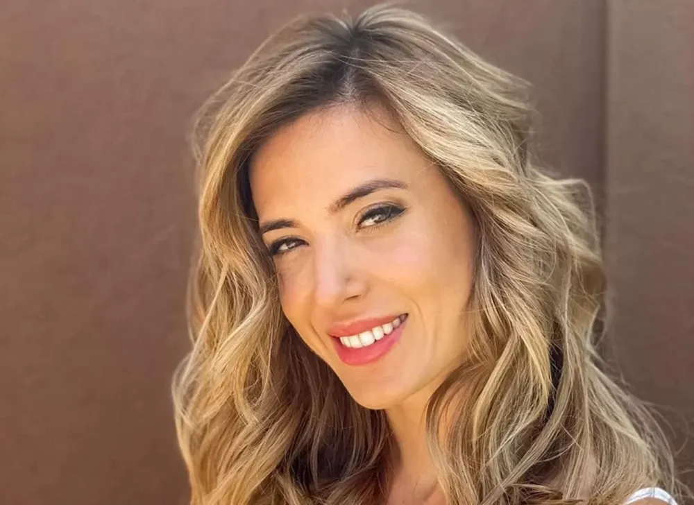 Jésica Cirio, recién levantada desde la cama y en ropa interior de encaje