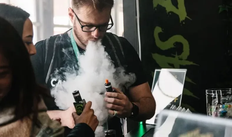 El uso de saborizantes aumenta el consumo de cigarrillos electrónicos y otros productos del tabaco entre adolescentes