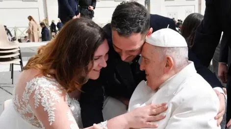 El papa Francisco padece infección pulmonar y estará internado varios días