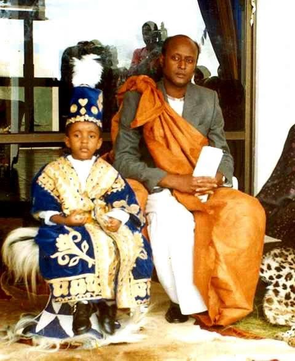 Oyo Nyimba cuando era ni&ntilde;o junto a su padre, en los a&ntilde;os previos a convertirse en el rey m&aacute;s joven del mundo.&nbsp;