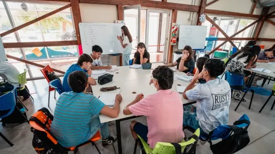 Ahora, 100 estudiantes secundarios más podrán acceder a las clases de apoyo escolar gratuitas.