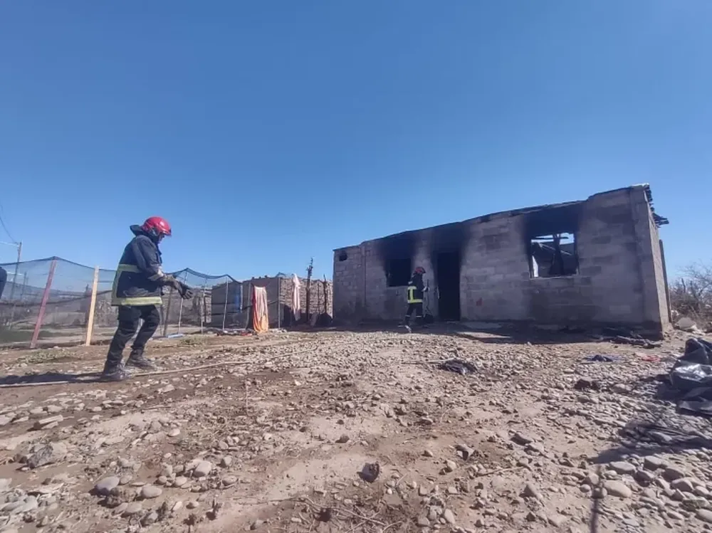 En ruinas. Así quedó la casa donde falleció la nena.
