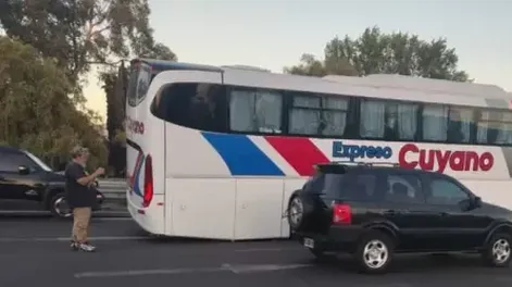 Un colectivo que viajaba a San Juan perdió dos ruedas en el Acceso Sur de Mendoza