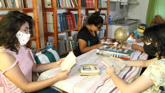 Una biblioteca abre sucursales para que más chicos utilicen los libros gratis