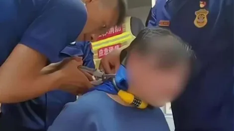 Le puso un candado en el cuello a su madre como broma y olvidó la combinación