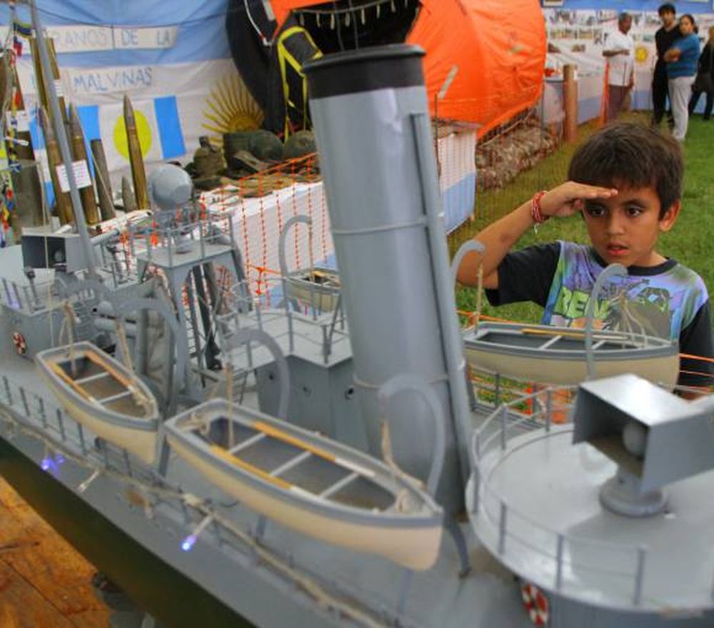 Un desfile de chicos en el museo que fue montado por los veteranos