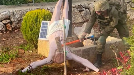 Imagen del soldado israelí golpeando el crucifijo.