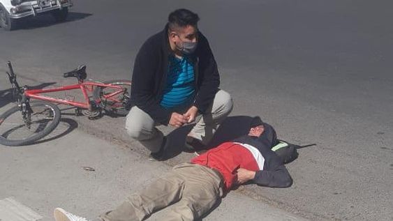 Un hombre que circulaba en bicicleta quedó tendido en la calle tras ser atropellado
