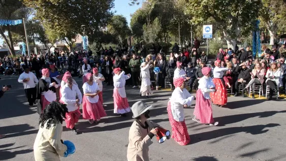 Con baile, familiares les enseñaron a los niños sobre la época colonial