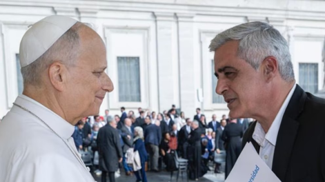 El rector de la Universidad Nacional de Rosario le entregó al papa León XIV una carta con duras críticas al Gobierno.