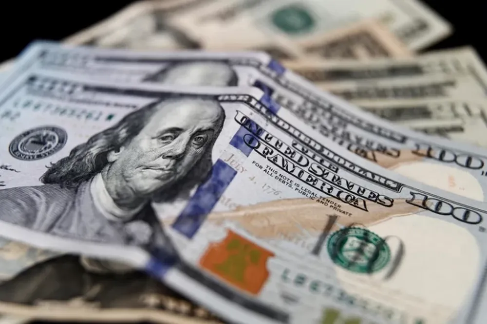 El dólar oficial blue retrocedió dos pesos y se vendió en $133