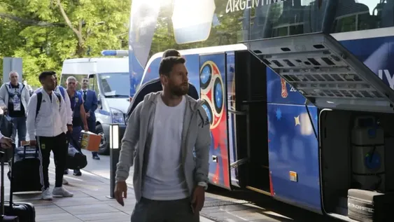 La alegría de un grupo de cordobeses cuando Messi les firmó un autógrafo