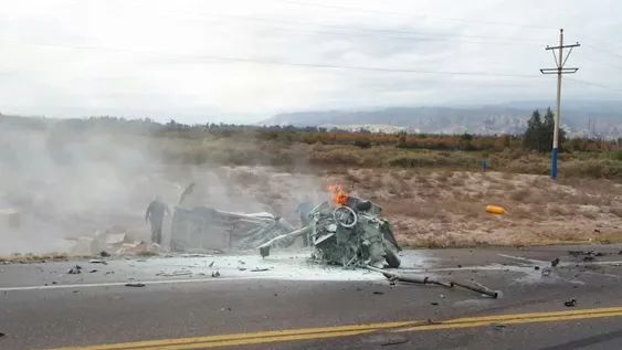 Un auto chocó con una camioneta y se partió en dos: 3 fallecidos