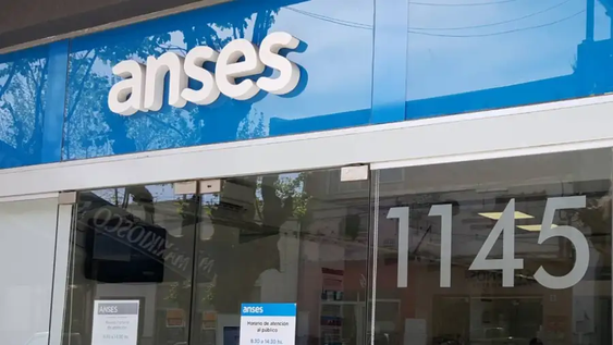 pasos para cobrar la auh de anses: quienes pueden solicitarla y como actualizar datos para el cobro automatico