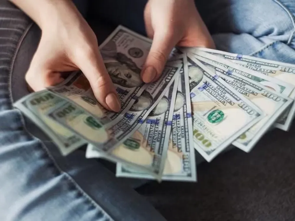 El dólar blue cerró a un récord de $577 en la city porteña y $590 en San Juan