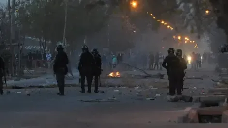 Saqueos en Mendoza: intentaron entrar a un supermercado, desvalijaron una carnicería y la Policía debió reprimir