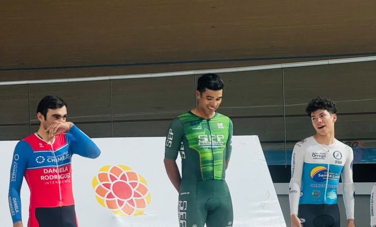 Podio. Ruiz Calle, del SEP, se quedó con la fecha del ciclismo Pista de la Federación.