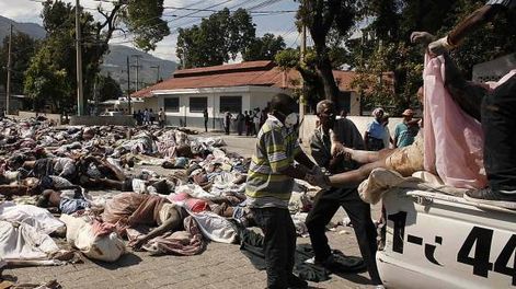 Dormir en la calle junto a una pila de muertos