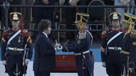 Milei encabezó la entrega del sable corvo de San Martín a los Granaderos en un acto cargado de simbolismo