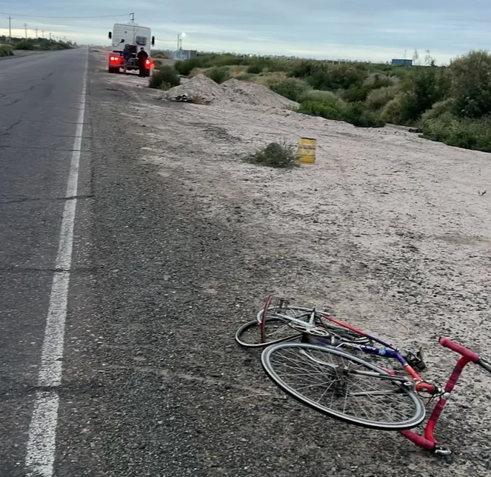 Pudo haber sido peor: un camión embistió a un ciclista, que terminó hospitalizado